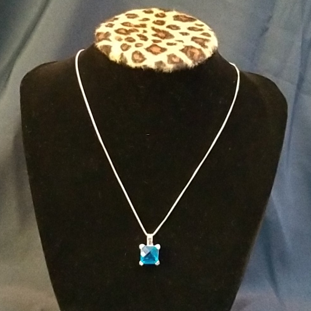 🤗 Sterling Silver London Blue Topaz Necklace 🦋